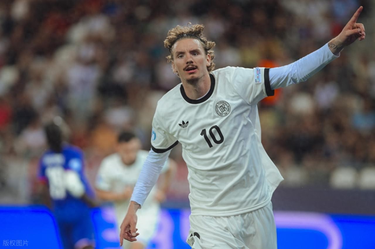 九游娱乐-包含斯图加特迎英超关键赛，清晨更衣室发声，更衣室稳定，资深球员宣示担当的词条