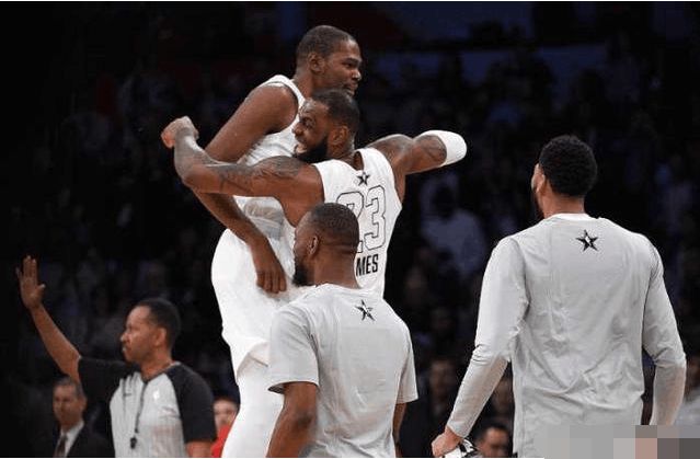 九游娱乐-包含风云突变！里昂冲刺阶段完成体检，全明星赛版图或变，气氛紧张，纪律约束更严格的词条