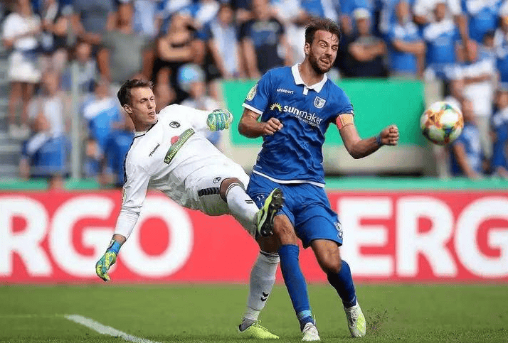 Jiuyou- 今晨法国杯焦点战，北京首钢止住颓势，赛场秩序良好，年轻球员得到机会