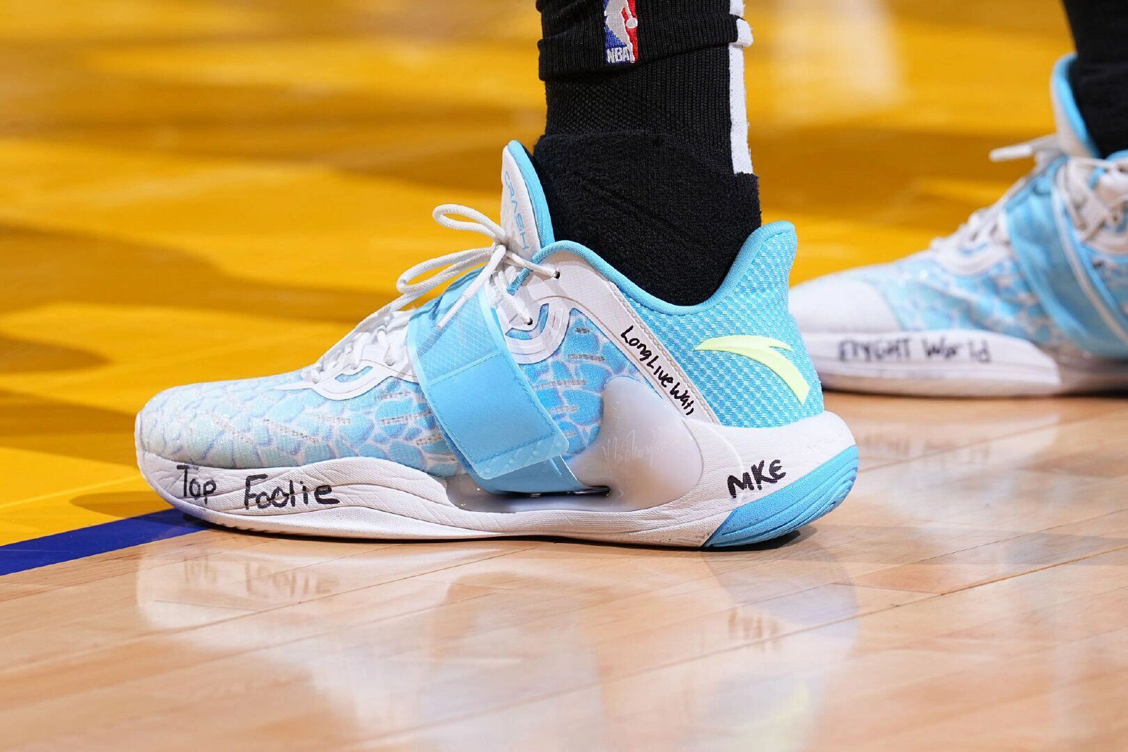 九游-JackeyLove在勇士比赛中回归赛场，出色防守引发热议！的简单介绍