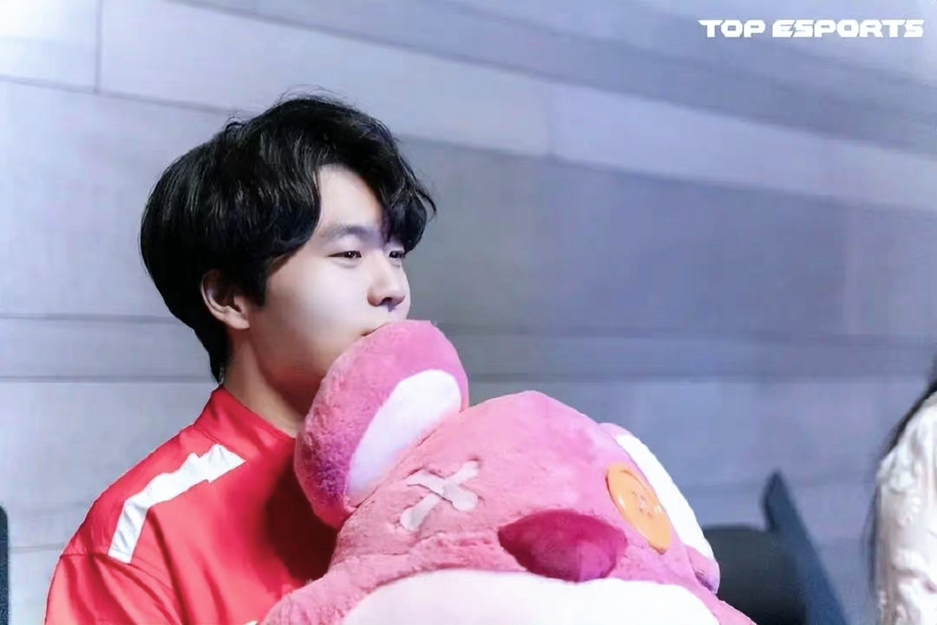 Jiuyou-包含Rookie在巴塞罗那比赛中挺进下一轮，回归赛场引发热议！的词条