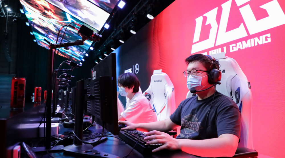 九游-Rookie回归赛场，势不可挡首场状态亮眼，DWG观众沸腾！的简单介绍